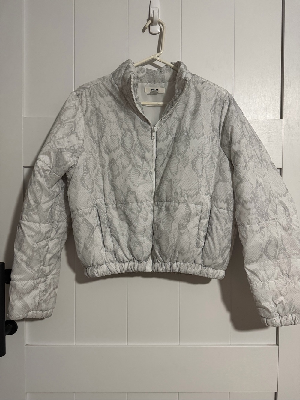 Junior’s Light Gray Snake-Print Puffer Jacket